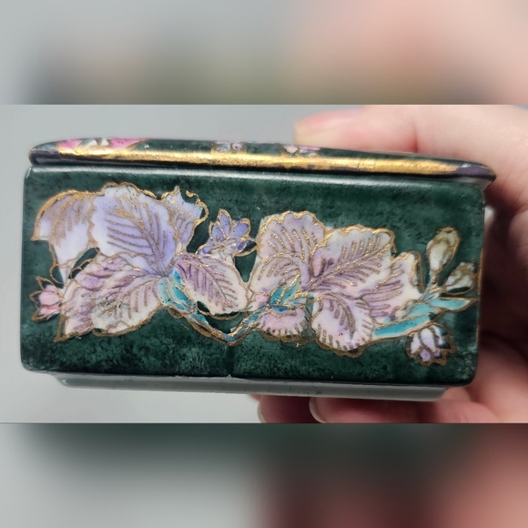 Vintage Porcelain Hand Painted Gold Trim Green Chinese Decorative Trinket Box - Picture 5 of 12